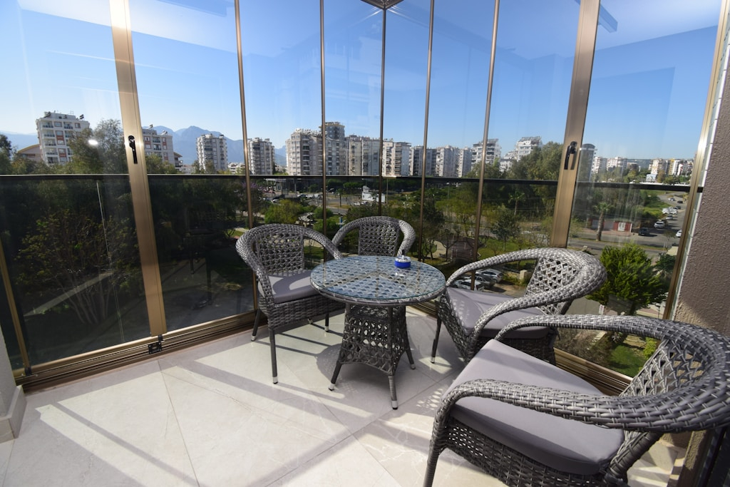 Czym wykończyć balkon? 5 Kreatywnych pomysłów na stylową i praktyczną przestrzeń