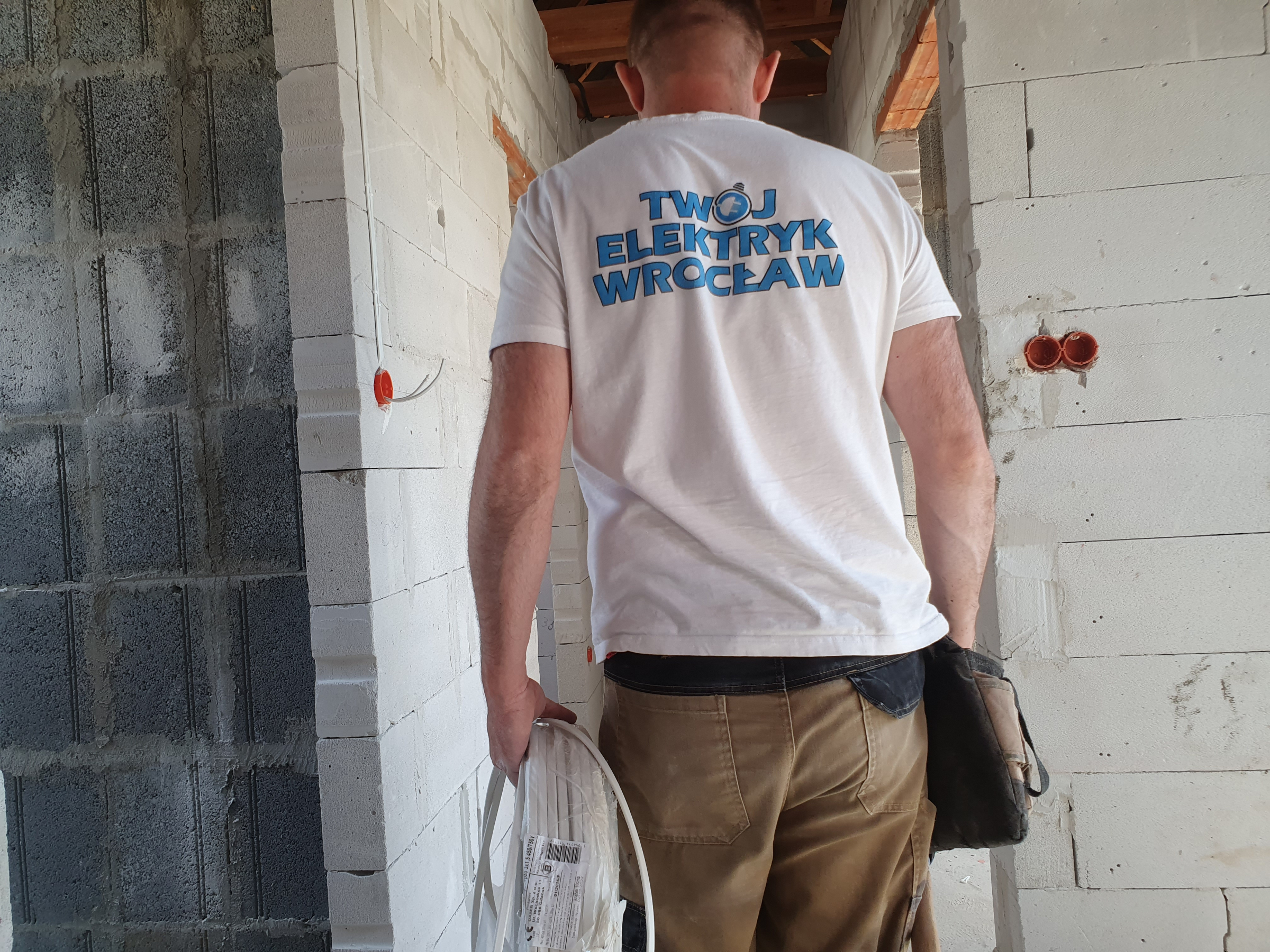 elektryk idzie wymienić instalację elektryczną