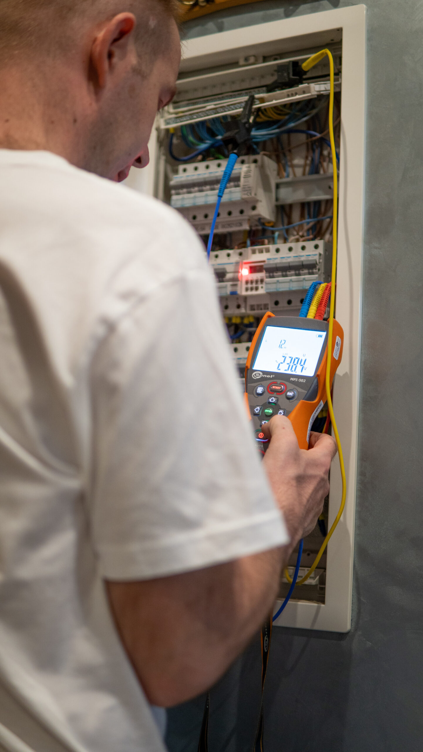 elektryk wykonuje odbiór instalacji elektrycznej