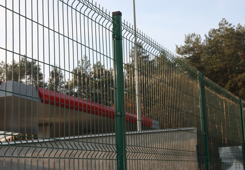 Nowoczesne ogrodzenie panelowe 3D w kolorze antracytowym wokół domu jednorodzinnego