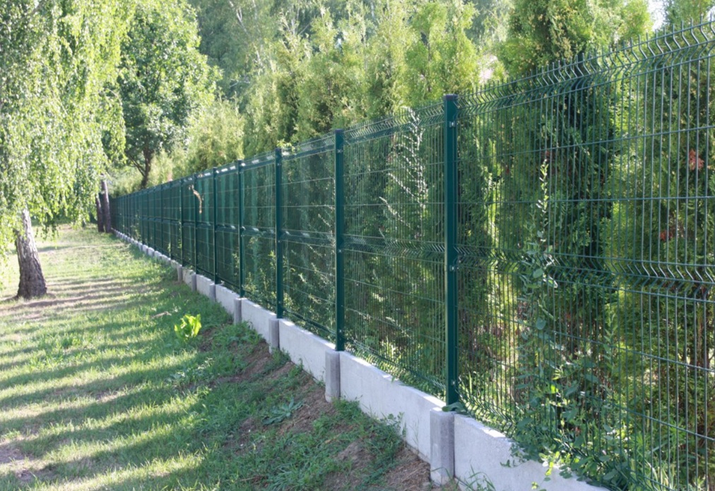 Słupek ogrodzeniowy i stalowe panele zamontowane na betonowej podmurówce